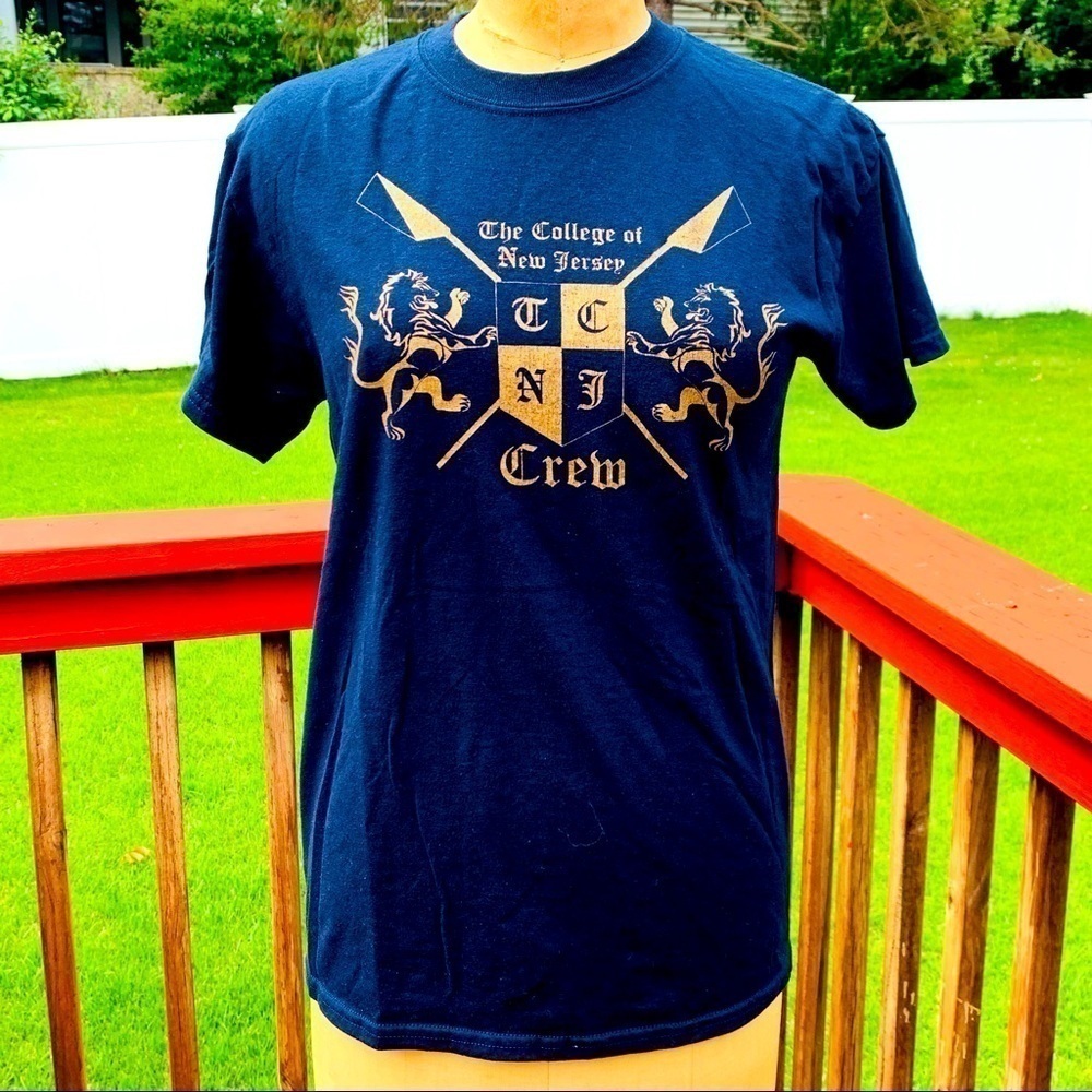 The college of New Jersey crew graphic t-shirt small adult